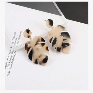 EUC Tortoise Shell Resin Leaf Drop Earrings